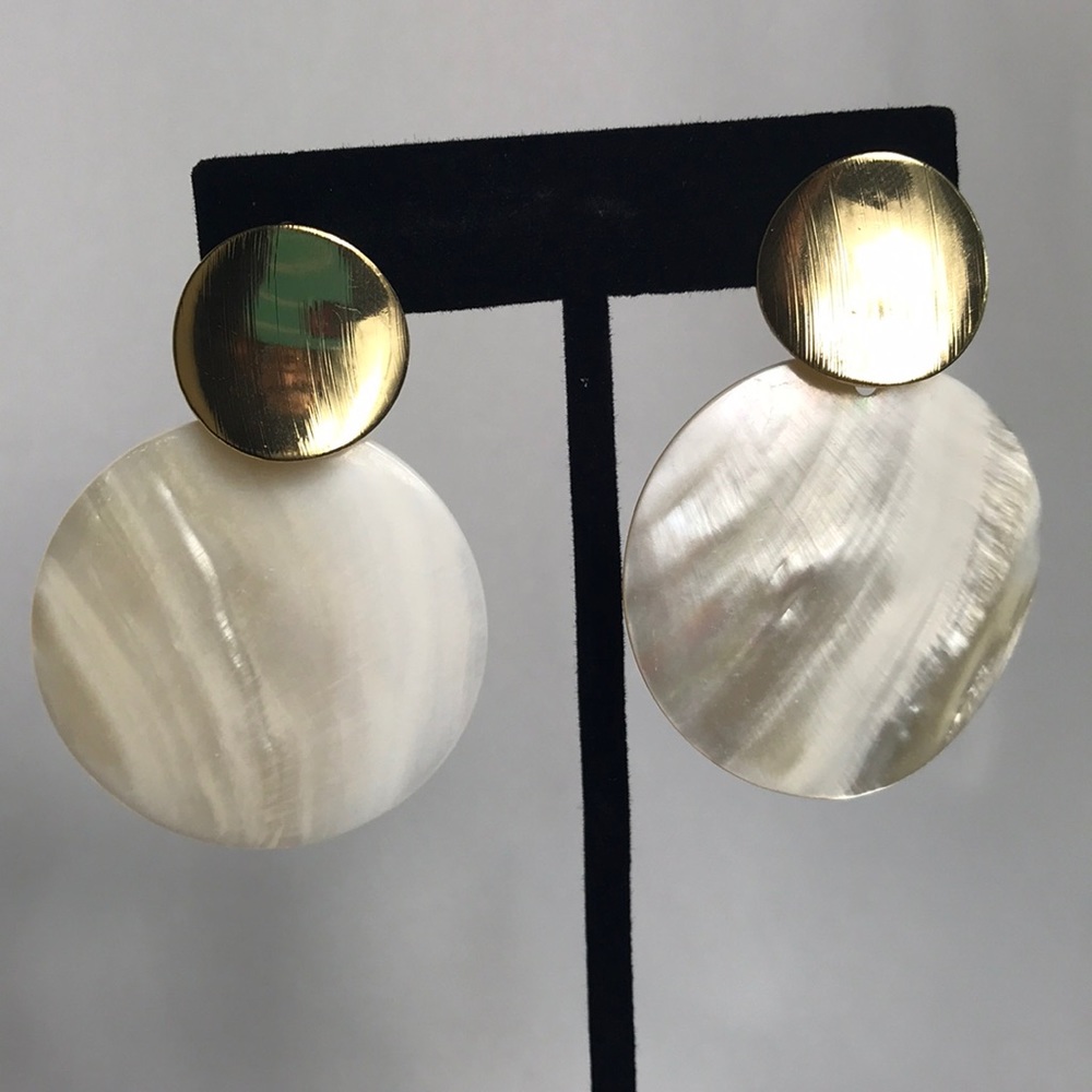 🌻 3/25 🌻 Pearl Shell Earrings